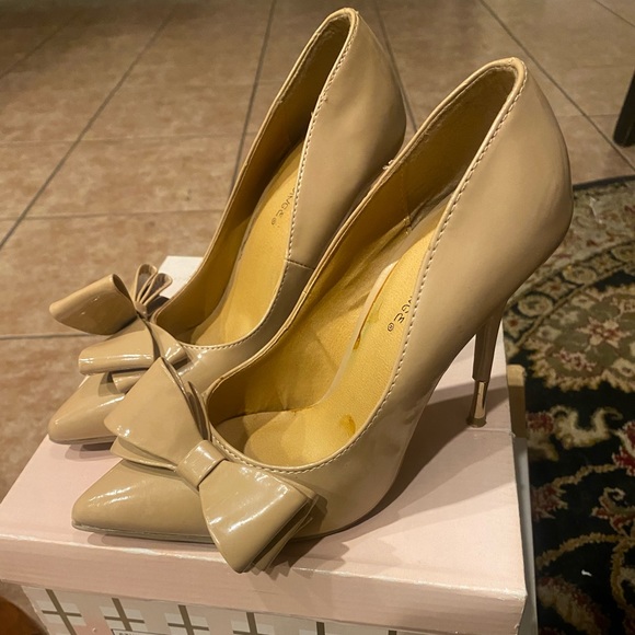 Beige, Gold-Tipped Leather Bow Tie Formal Heels - Picture 2 of 3